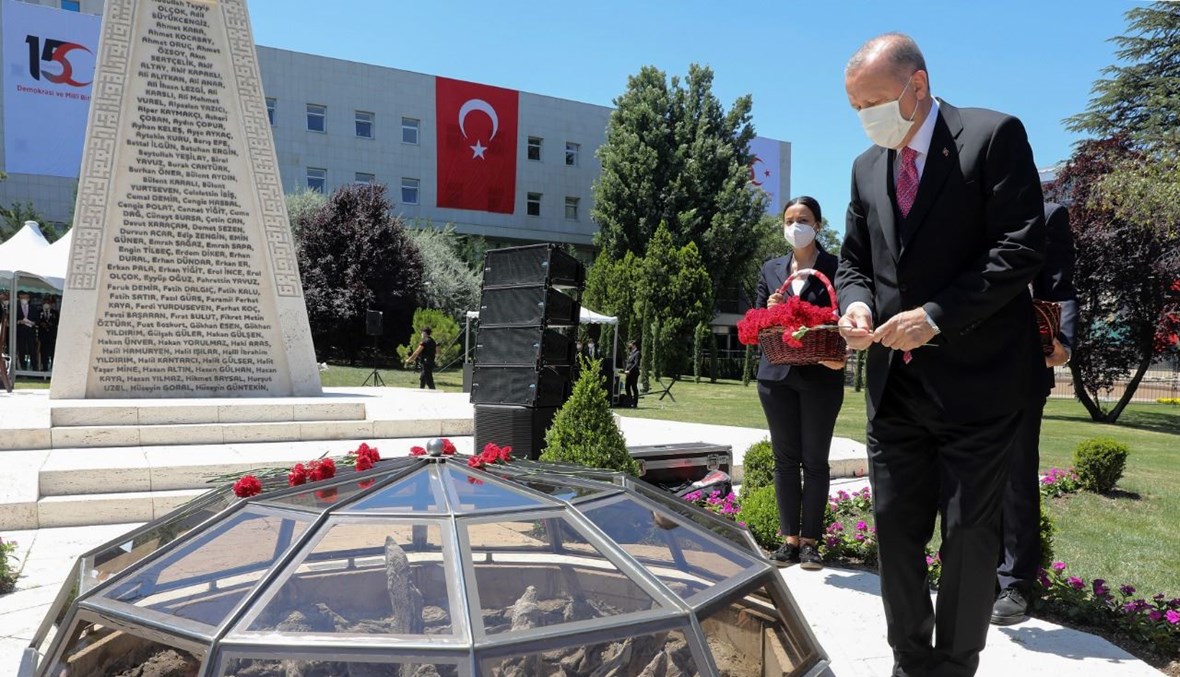 إردوغان يضع الزهور خلال احتفال في الجمعية الوطنية التركية في أنقرة، في الذكرى الخامسة للانقلاب الفاشل (15 تموز 2021، أ ف ب). 