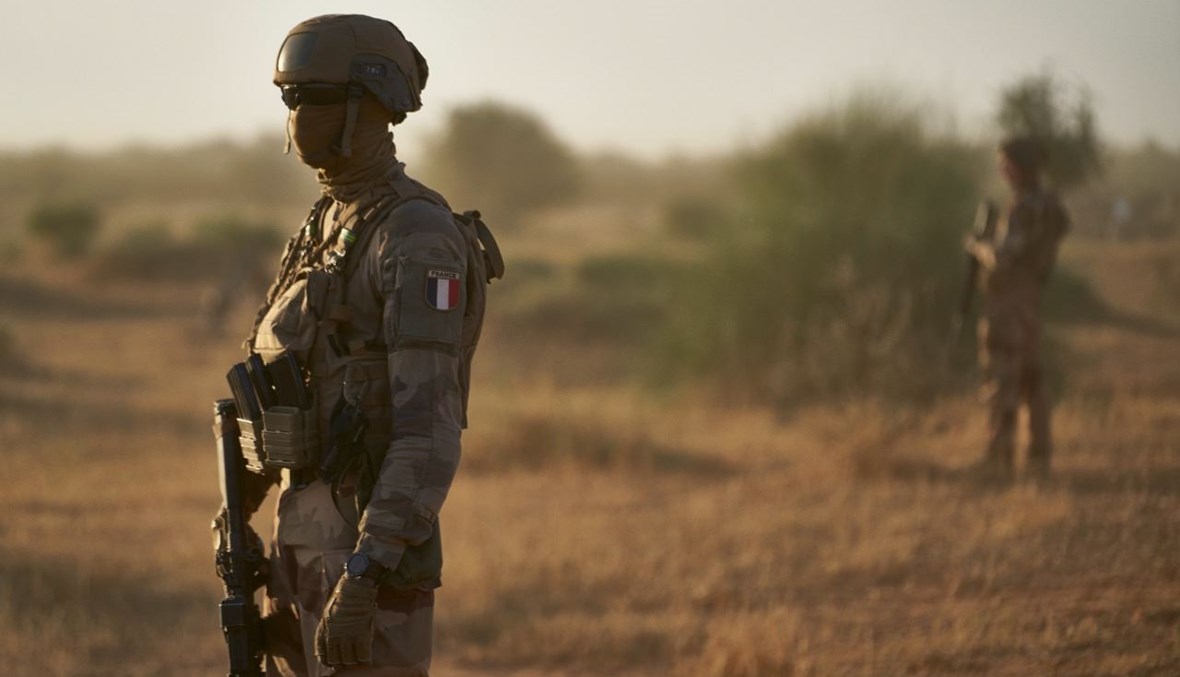 جنود من الجيش الفرنسي في الساحل يراقبون منطقة ريفية خلال عملية "بورغو 4" في شمال بوركينا فاسو (10 ت2 2019، أ ف ب). 