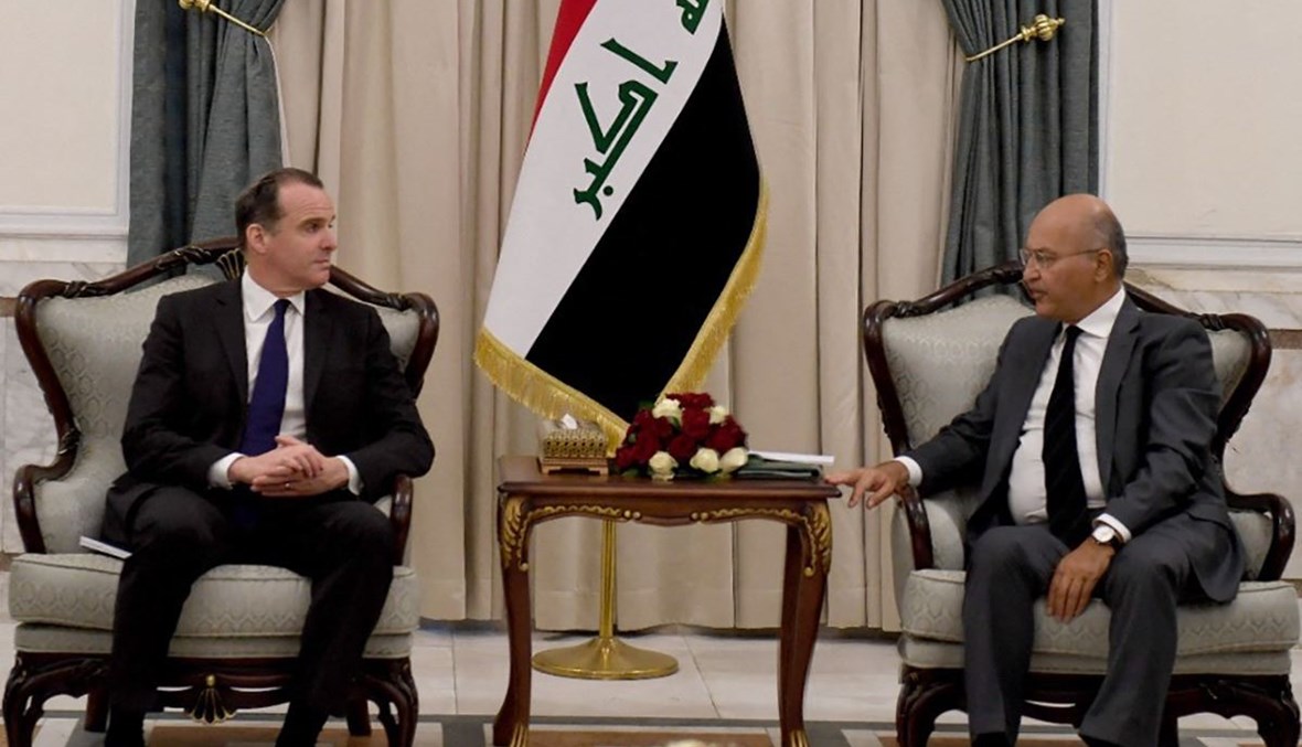 الرئيس صالح مستقبلا ماكغورك في بغداد (15 تموز 2021، أ ف ب).