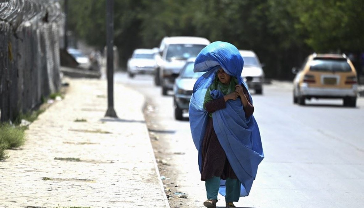 أفغانية على طريق في كابول أمس.(أ ف ب)