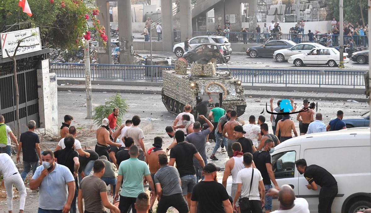 مواجهات في الشارع أمس بعد اعتذار الحريري ("النهار").
