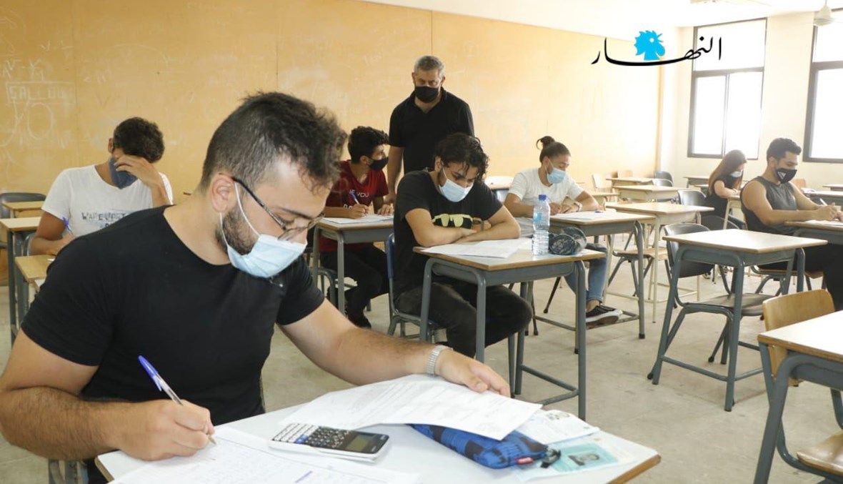 اليوم الأول لامتحانات التعليم المهني (تصوير حسن عسل).