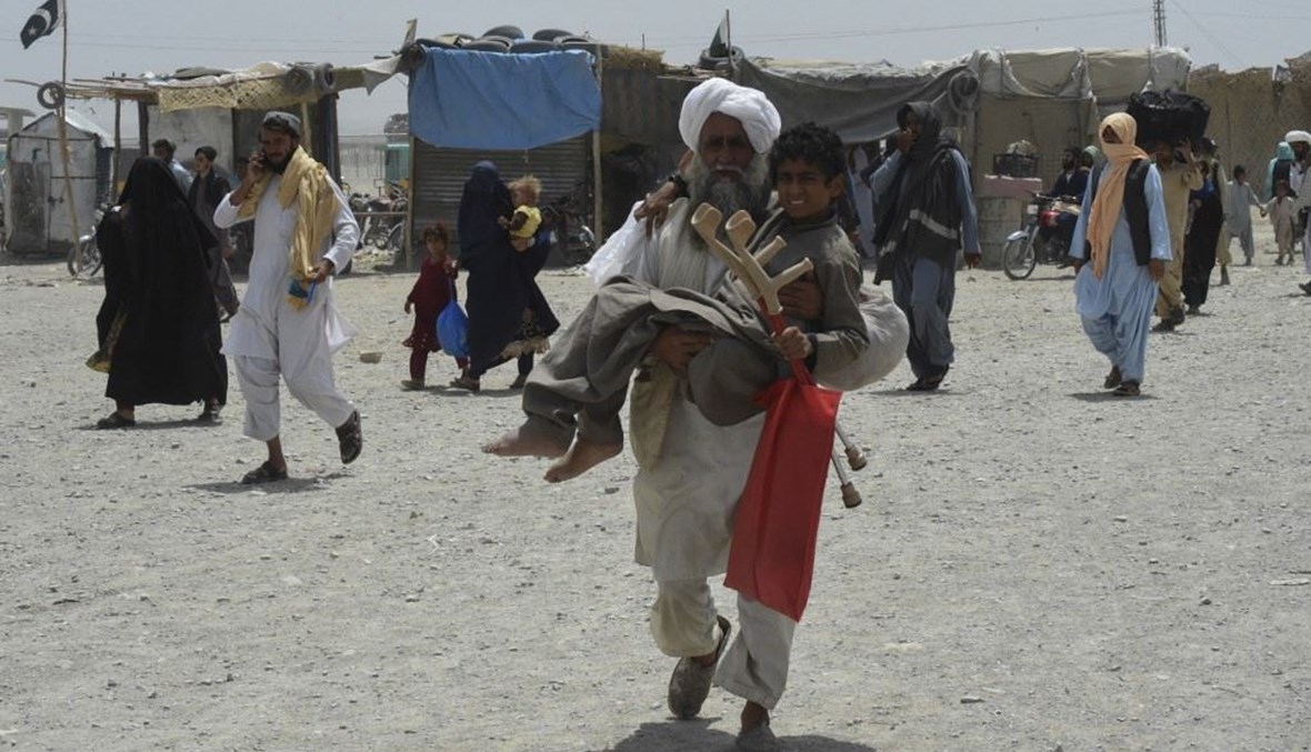 باكستان تسمح للآلاف بالعبور إلى بلدة حدودية أفغانية خاضعة لسيطرة طالبان (أ ف ب). 