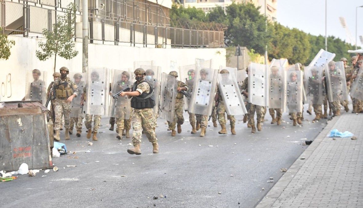 الجيش في مواجهة فوضى الشارع بعيد اعتذار الحريري ("النهار").