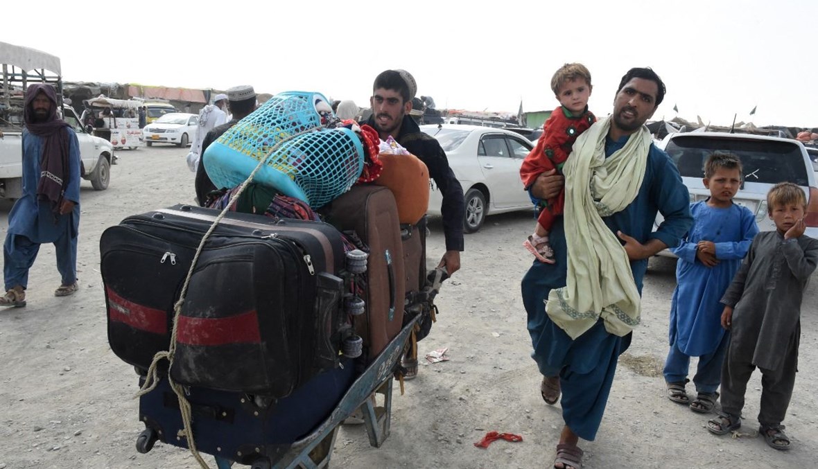 باكستانيون عائدون من أفغانستان لدى عبورهم نقطة حدودية في مدينة شامان الباكستانية (17 تموز 2021، أ ف ب). 