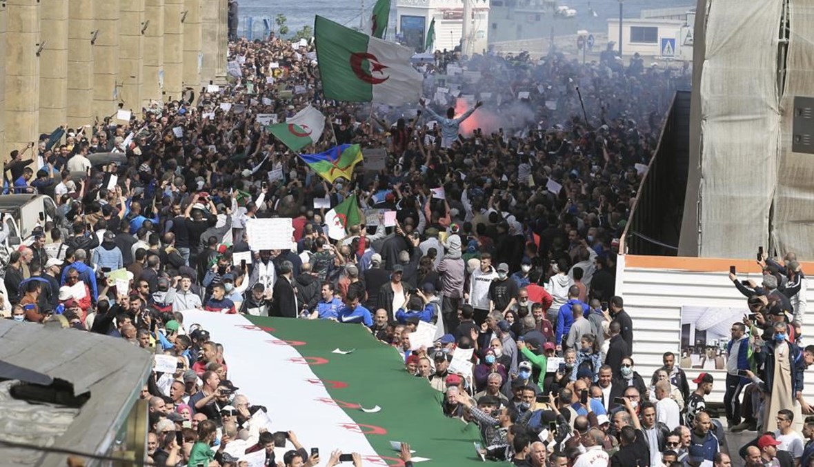 متظاهرون في شوارع الجزائر العاصمة (2 نيسان 2021، أ ب). 