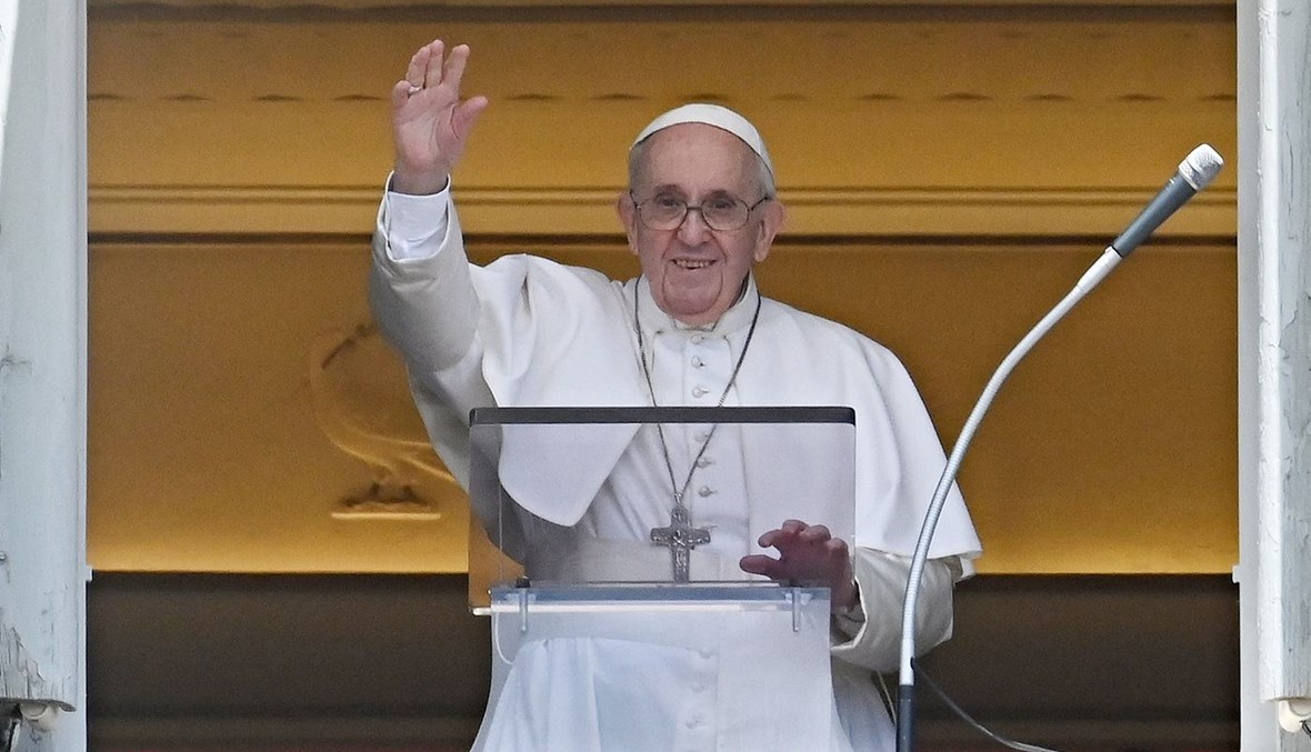 البابا فرنسيس يُبارك الجموع من شرفة ساحة القديس بطرس في الفاتيكان (أ ف ب- 18 تموز 2021).