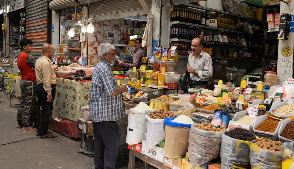 عراقيون يتسوقون في سوق باب السراي بمدينة الموصل شمال العراق (17 تموز 2021، أ ف ب). 