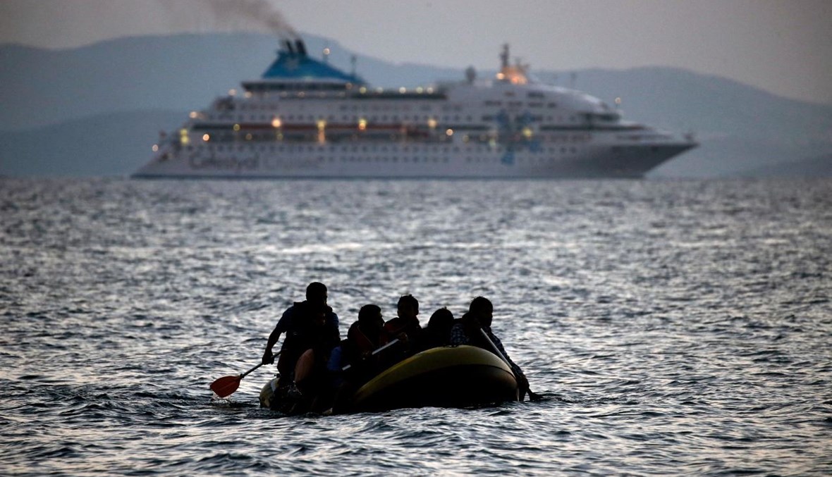 صورة تعبيرية- مهاجرون يصلون إلى شاطئ جزيرة كوس اليونانية على متن زورق صغير (19 آب 2015، أ ف ب). 