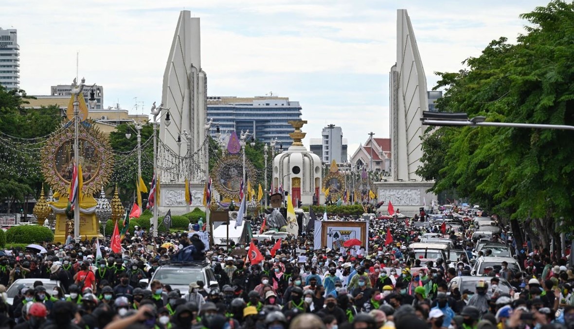 متظاهرون تايلانديون مؤيدون للديموقراطية ينطلقون في مسيرة إلى مقر الحكومة في بانكوك للمطالبة باستقالة رئيس الوزراء (18 تموز 2021، أ ف ب). 