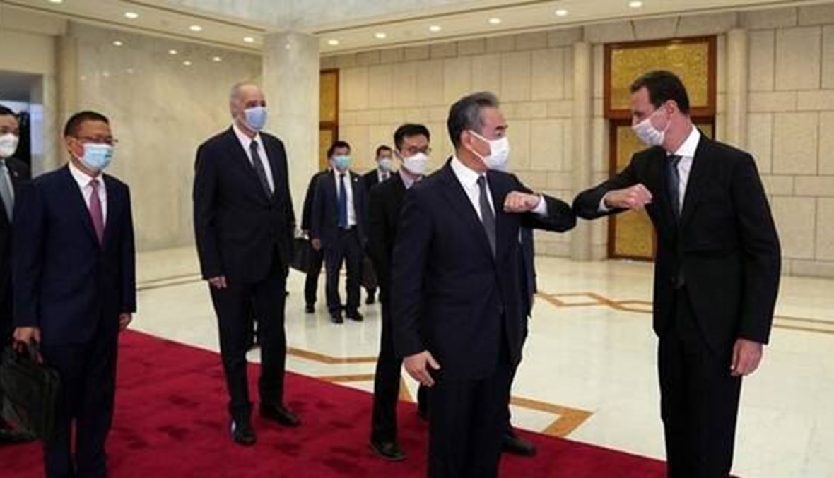 الرئيس السوري بشار الأسد ووزير الخارجية الصيني وانغ يي في دمشق السبت. 