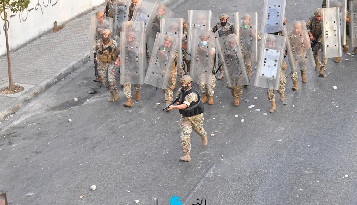 غضب في الطريق الجديدة بعد اعتذار الرئيس سعد الحريري ومواجهات مع الجيش (نبيل إسماعيل).