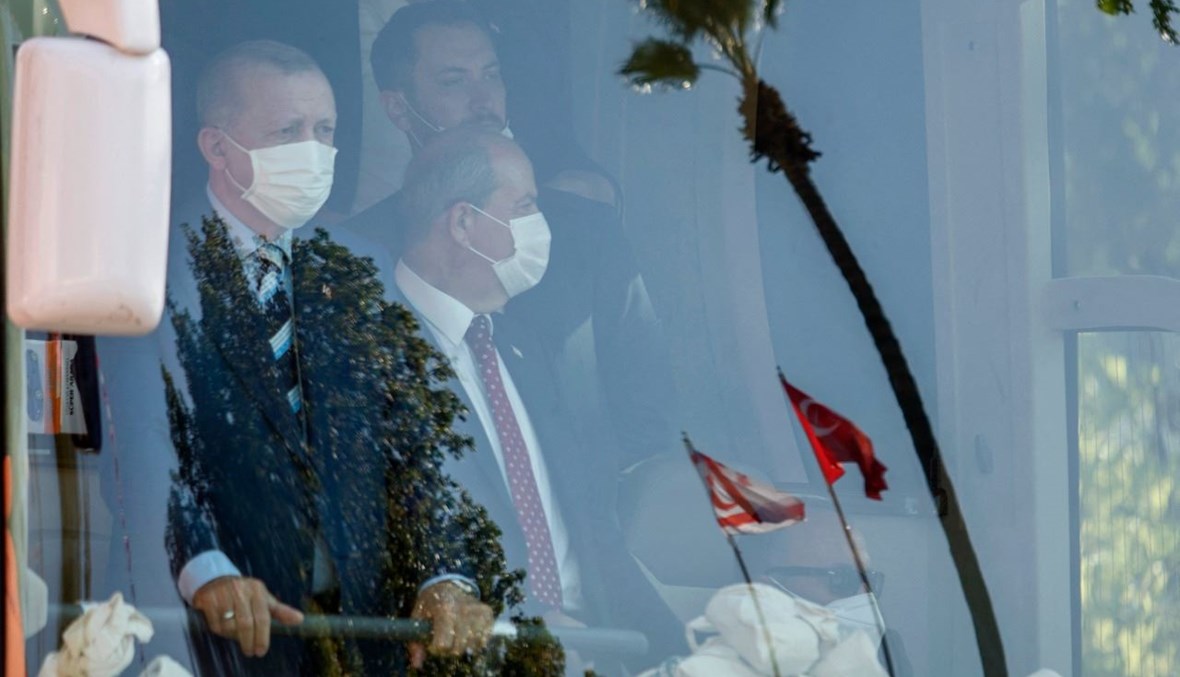 إردوغان خلال توجهه في حافلة إلى برلمان جمهورية شمال قبرص التركية، في الجزء الشمالي من العاصمة القبرصية المقسمة نيقوسيا (19 تموز 2021، أ ف ب). 