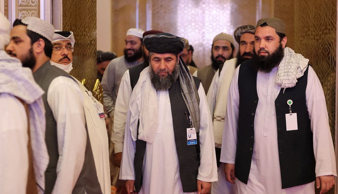 وفد طالبان لدى وصوله لتلاوة البيان الختامي لمحادثات السلام بين الحكومة الأفغانية والحركة في الدوحة (18 تموز 2021، أ ف ب). 