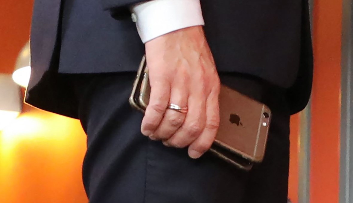 ماكرون يحمل هاتفه النقال فيما كان يتحدث الى رئيس الوزراء السلوفاكي خلال مؤتمر القمة الاجتماعي الأوروبي في غوتنبرغ  بالسويد (17 ت2 2017، أ ف  ب). 
