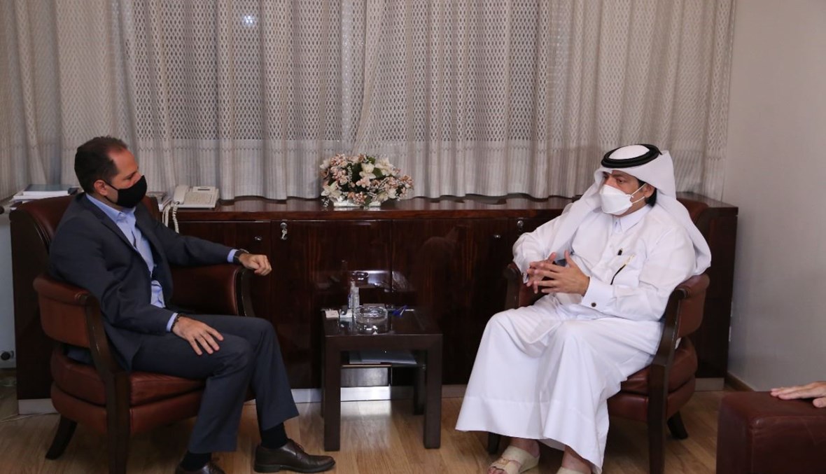 رئيس حزب "الكتائب اللبنانية" سامي الجميل وسفير قطر محمد حسن الجابر.