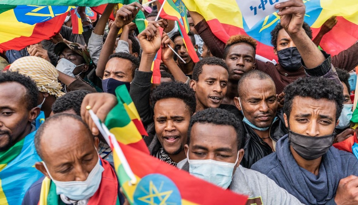 أشخاص يرددون هتافات خلال مسيرة في أديس أبابا ضد الجبهة الشعبية لتحرير تيغراي (22 تموز 2021، أ ف ب). 