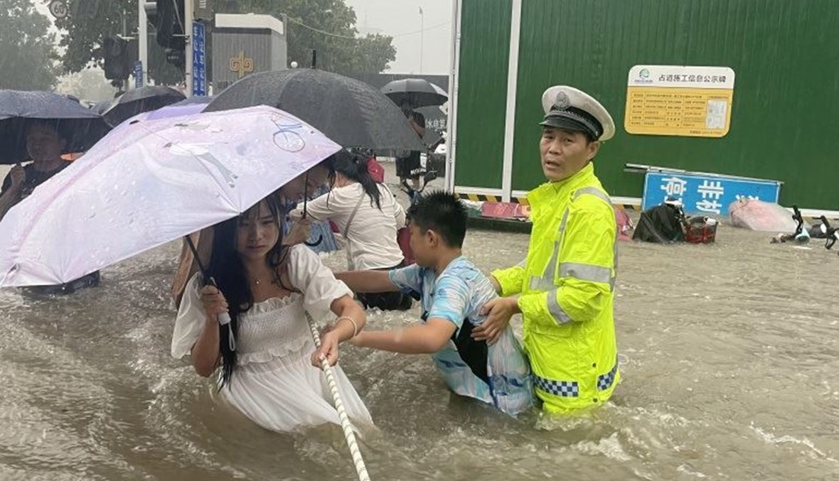 من الفيضانات في الصين (أ ف ب).