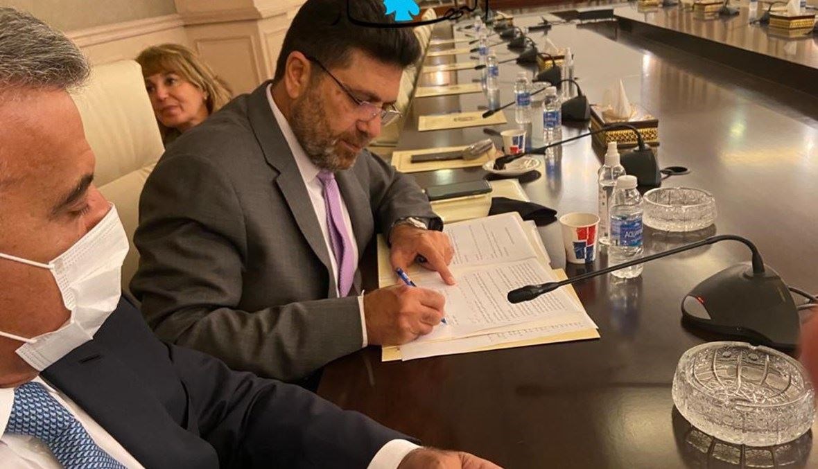 الوزير ريمون غجر يوقّع الاتفاقيّة النفطيّة اللبنانية - العراقية.