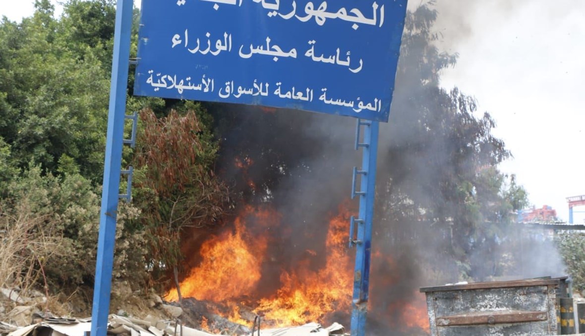 حريق عند مدخل مرفأ بيروت (حسن عسل).