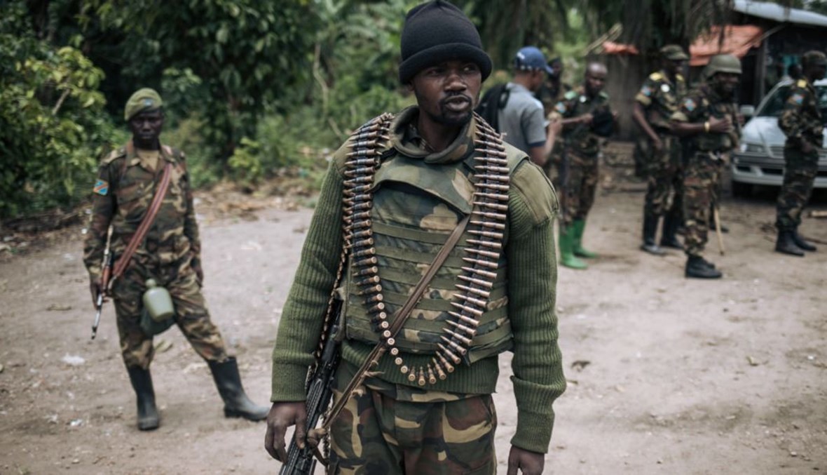 جندي من جمهورية الكونغو الديموقراطية في دورية في قرية منزالاهو ، بالقرب من بيني (18 شباط 2020، أ ف ب). 