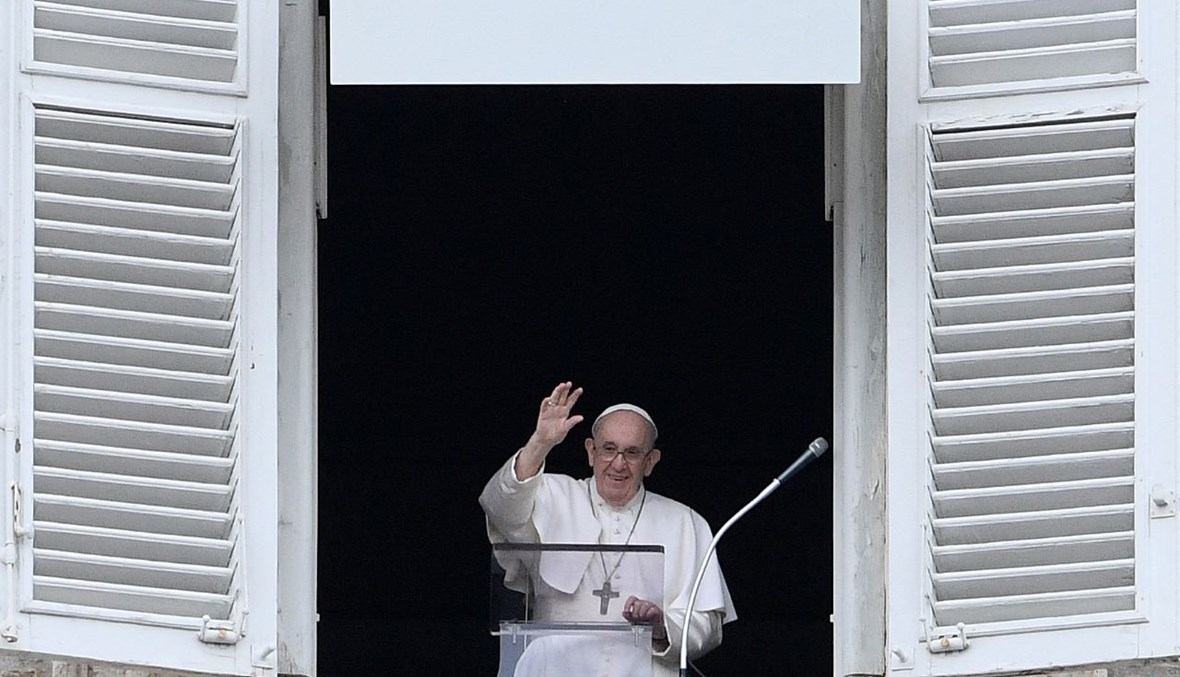 البابا فرنسيس ملوّحاً من نافذة مكتبه المطل على ساحة القديس بطرس في الفاتيكان خلال صلاة التبشير الملائكي (25 تموز 2021، أ ف ب).