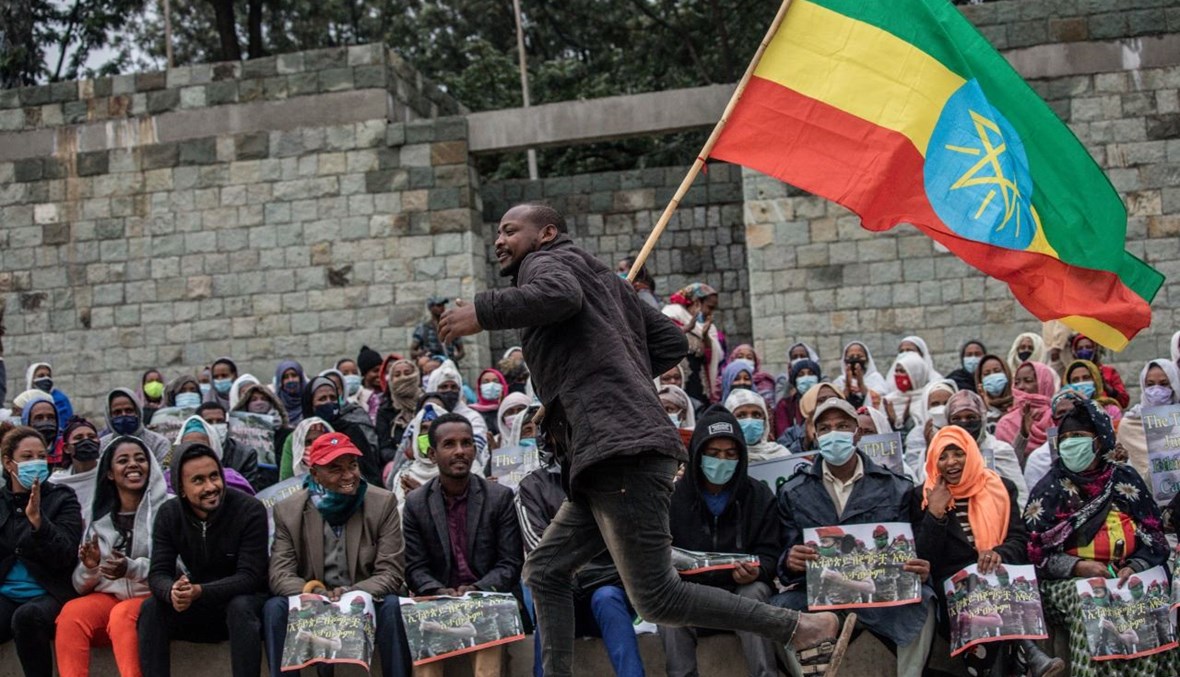 رجل يحمل العلم الإثيوبي خلال مسيرة في أديس أبابا ضد جبهة تحرير شعب تيغراي (22 تموز 2021، أ ف ب). 