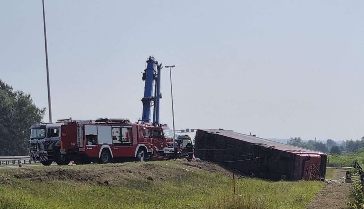 في موقع الحادث بالقرب من سلافونسكي برود بكرواتيا (25 تموز 2021، أ ب). 
