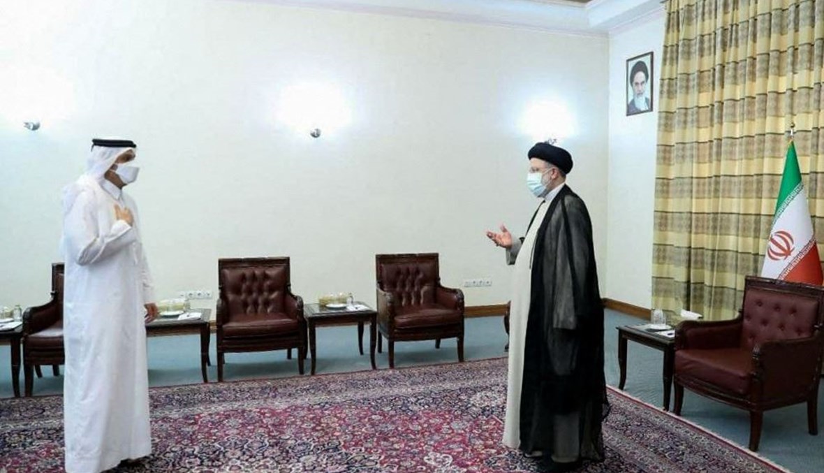 رئيسي مستقبلاً وزير الخارجية القطري في مكتبه في طهران (25 تموز 2021، أ ف ب). 
