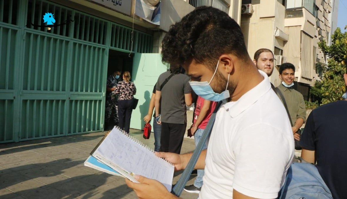 طالب ثانوي في الامتحانات الرسمية (تصوير حسن عسل).