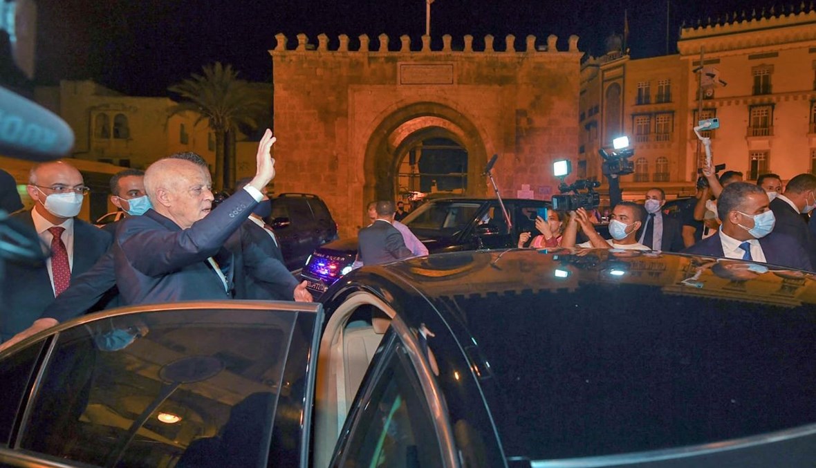 سعيّد ملوحا قبل دخوله السيارة في شارع الحبيب بورقيبة وسط العاصمة التونسية، بعد اعلانه اعفاء المشيشي وإغلاق البرلمان (26 تموز 2021، أ ف ب). 
