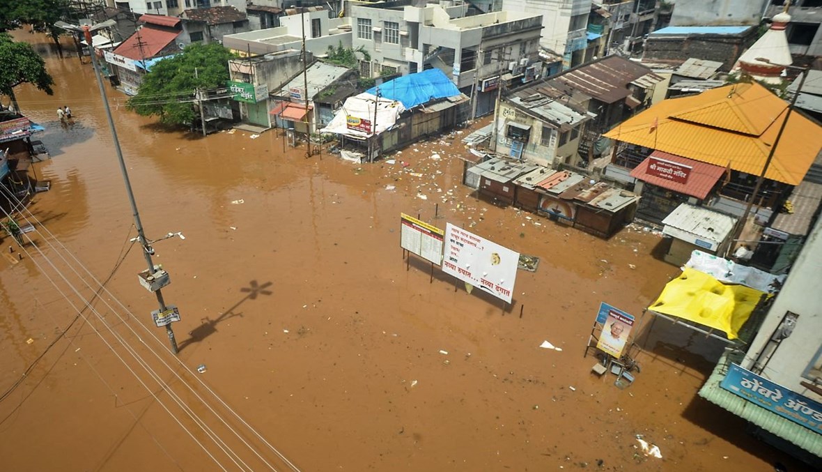 صورة جوية لساحة غمرتها المياه في منطقة سانجلي بولاية ماهاراشترا بالهند بعد هطول أمطار موسمية غزيرة (26 تموز 2021، أ ف ب). 