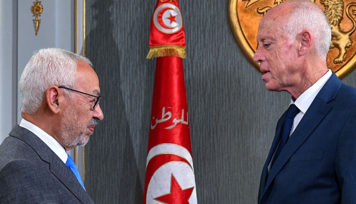 سعيّد (الى اليمين) مستقبلا الغنوشي في القصر الرئاسي بضاحية قرطاج الشرقية بالعاصمة تونس (15 ت2 2019، أ ف ب). 