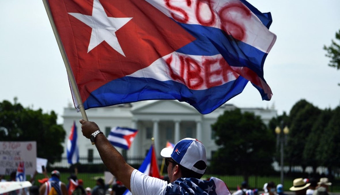 أشخاص تجمعوا في ساحة لافاييت بالقرب من البيت الأبيض في واشنطن دعما للاحتجاج في كوبا (26 تموز 2021، أ ف ب).