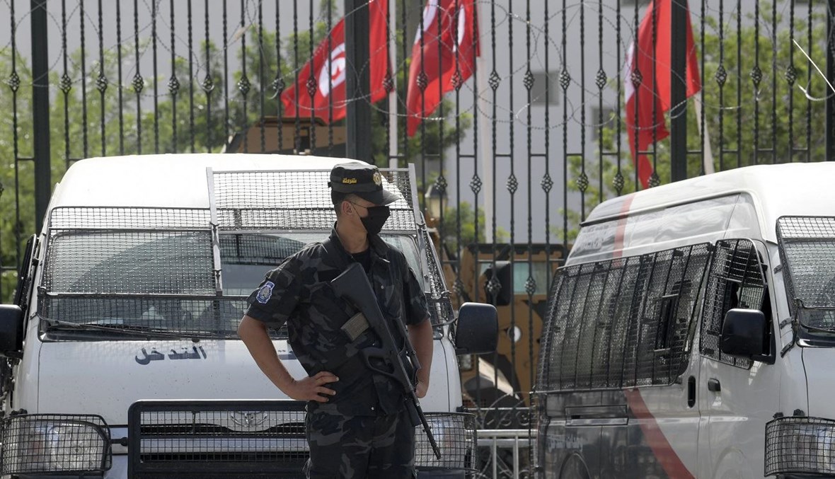 عنصر من الجيش التونسي أمام مبنى البرلمان (أ ف ب).