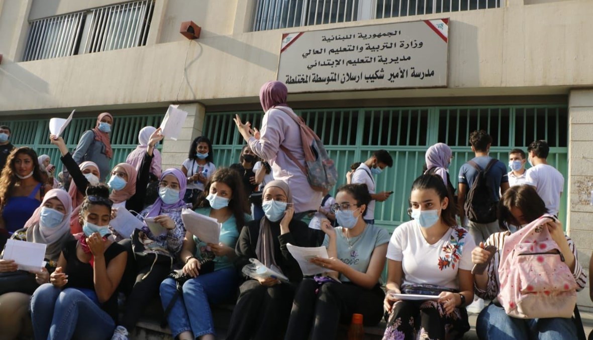  الطلاب في الامتحانات الرسمية (تصوير حسن عسل).