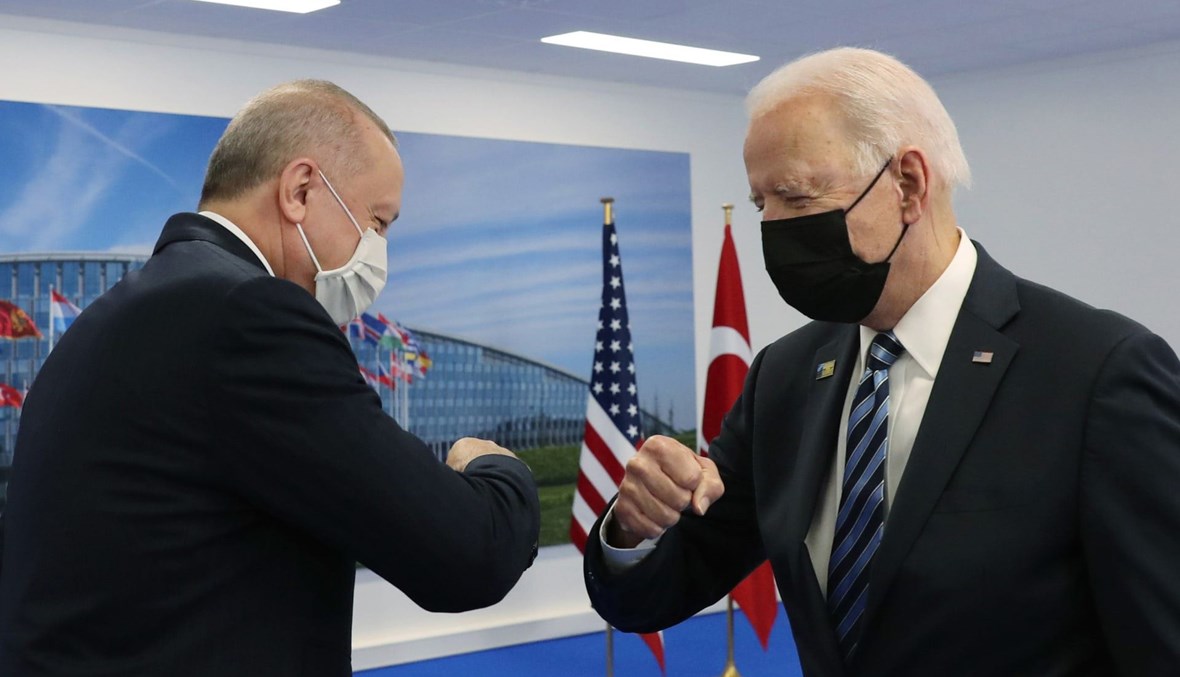 الرئيسان الاميركي جو بايدن –الى اليمين- والتركي رجب طيب أردوغان على هامش قمة حلف شمال الاطلسي في بروكسيل في حزيران الماضي.            