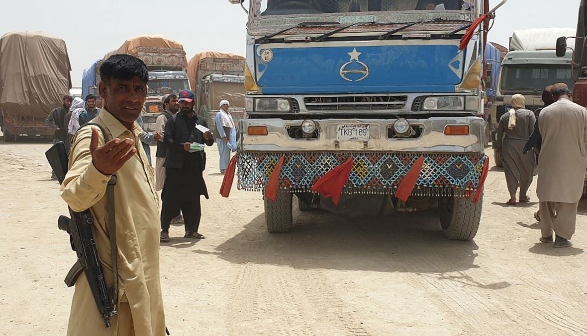 رجل أمن باكستاني يشرف على حركة عبور البضائع على معبر تشامان مع أفغانستان الاربعاء.   (أ ف ب) 
