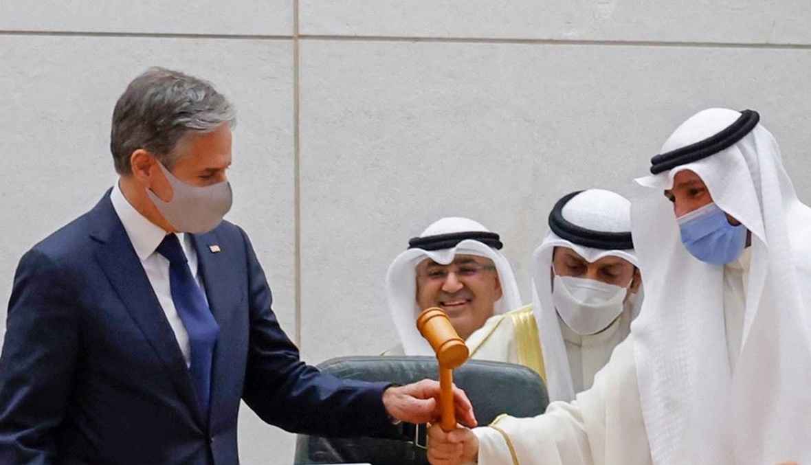 رئيس مجلس الأمة الكويتي مرزوق الغانم يقدم مطرقة إلى وزير الخارجية الأميركي أنطوني بلينكن في العاصمة الكويتية أمس.(أ ف ب)