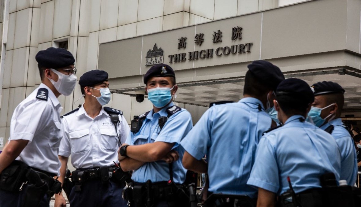 عناصر من الشرطة تجمعوا أمام مقر المحكمة العليا في هونغ كونغ (30 تموز 2021، أ ف ب). 