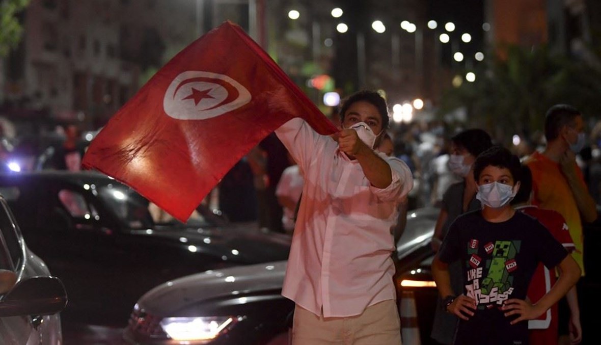 تونسيون ينزلون إلى الشارع دعماً لإقالة الرئيس التونسي قيس سعيد رئيس الوزراء وتعليق عمل البرلمان - "أ ف ب"