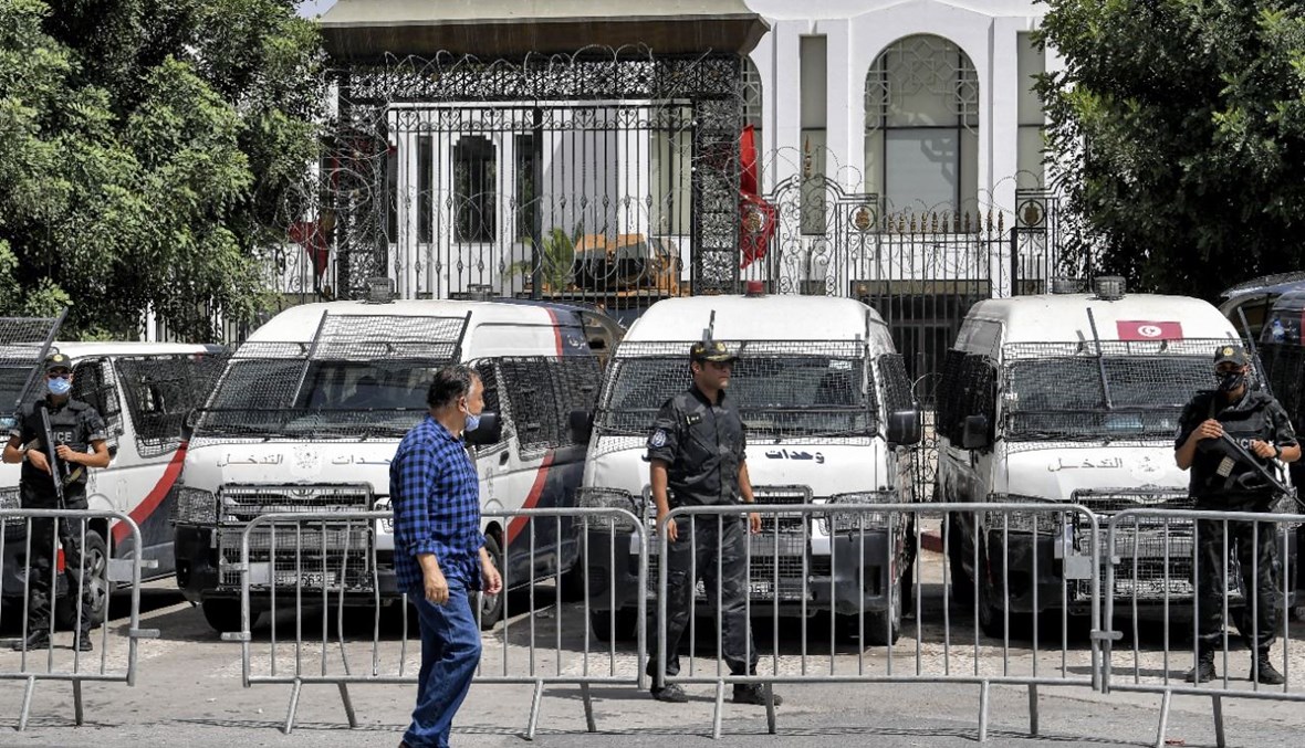 عناصر من قوات الأمن التونسية وقفوا خارج مقر البرلمان في باردو في تونس العاصمة (31 تموز 2021، أ ف ب). 