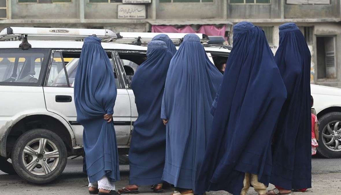 أفغانيات يصعدن في سيارة أجرة في كابول السبت.   (أ ف ب)