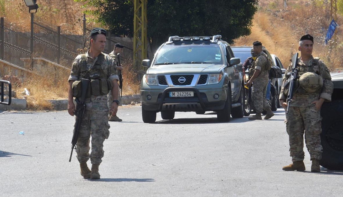عناصر الجيش المنتشرون في خلدة (حسام شبارو).