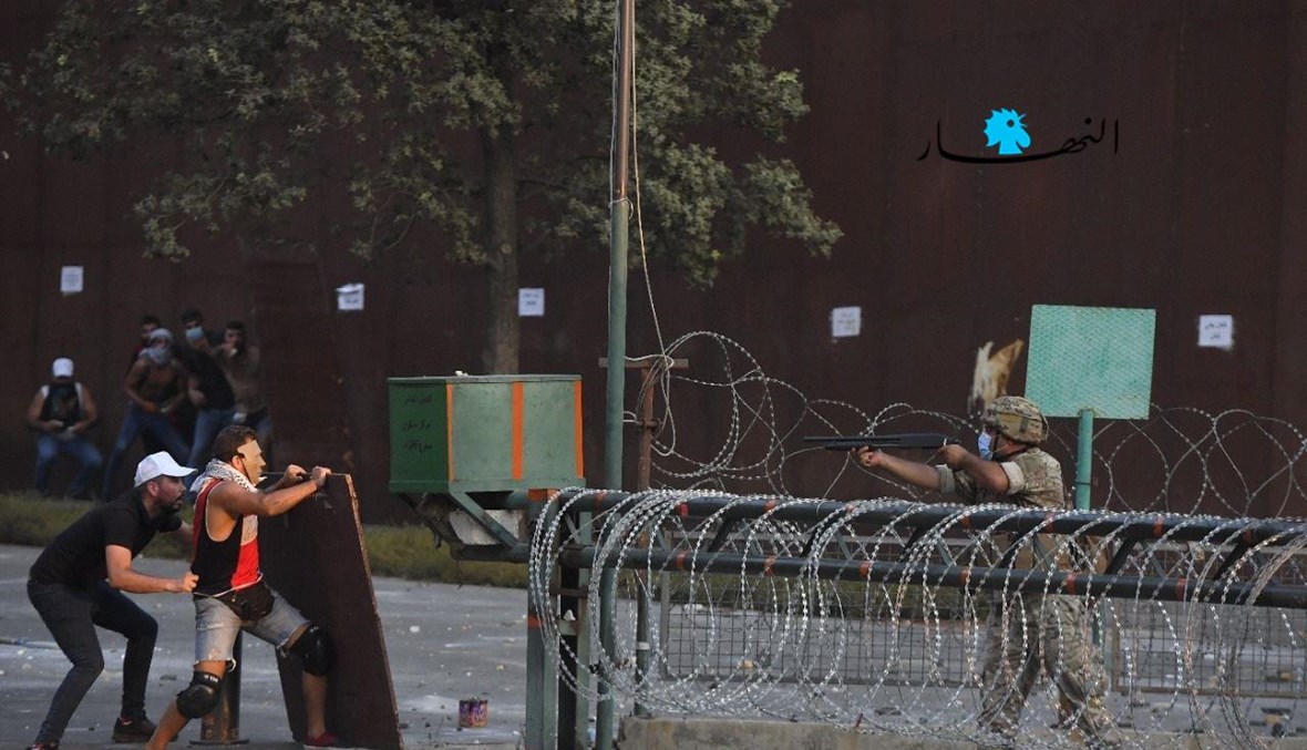 بالصور- وسط بيروت تحوّل إلى ساحة حرب في ذكرى انفجار المرفأ... مواجهات عنيفة وحالات إغماء