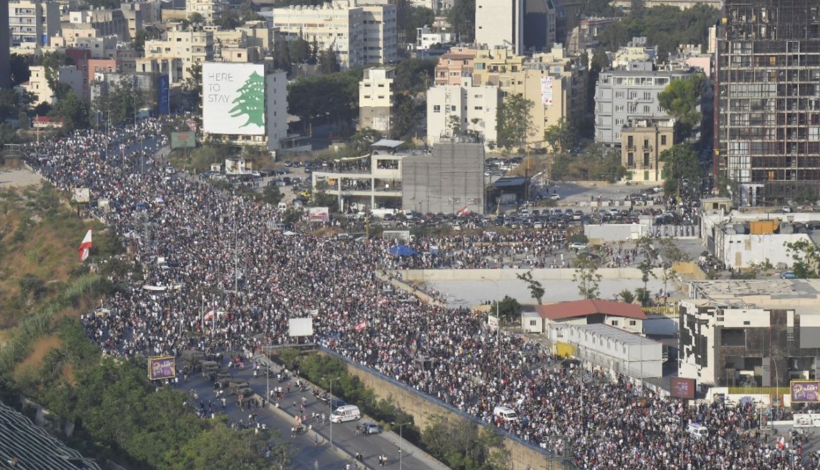 الحشود بين جسر شارل حلو وساحة الشهداء (نبيل إسماعيل).