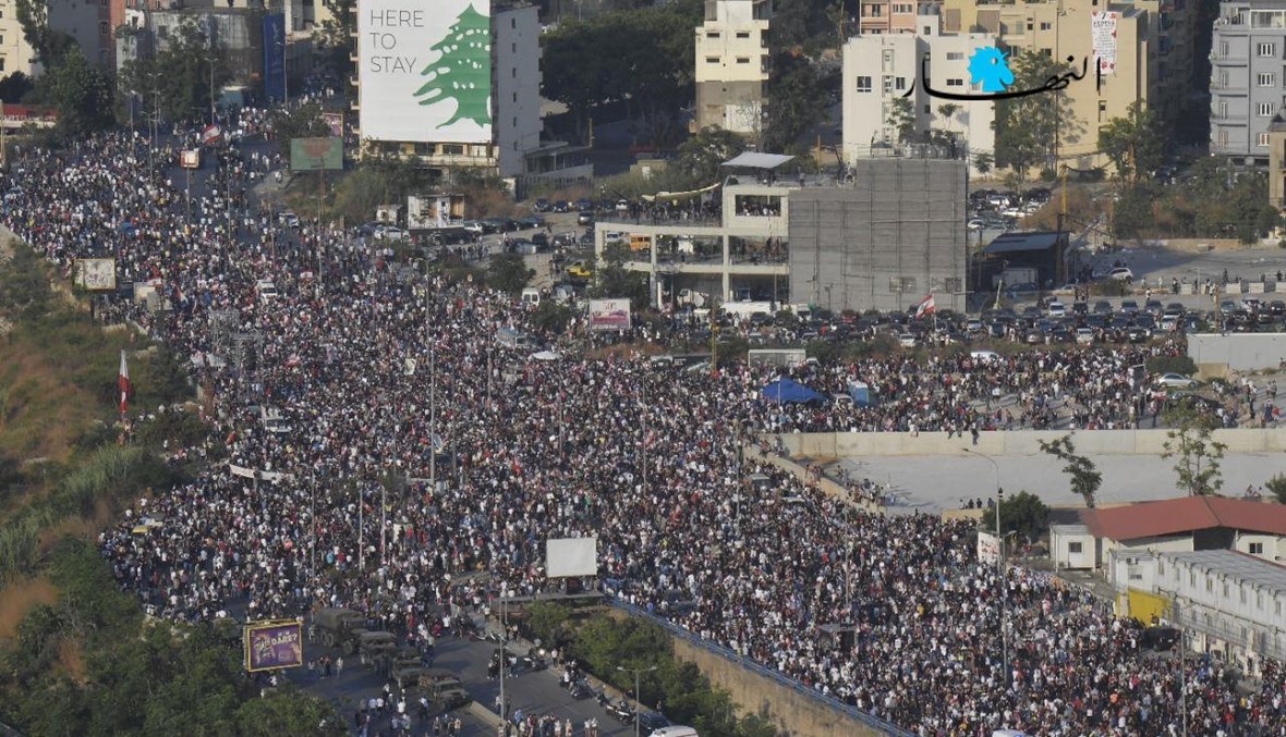 حشود من جسر شارل حلو نحو ساحة الشهداء (تصوير نبيل اسماعيل)).