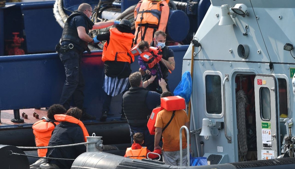 نقل مجموعة من المهاجرين إلى قارب لايصالهم إلى الشاطئ بعد عبورهم المانش من فرنسا (11 ايلول 2020، أ ف ب). 