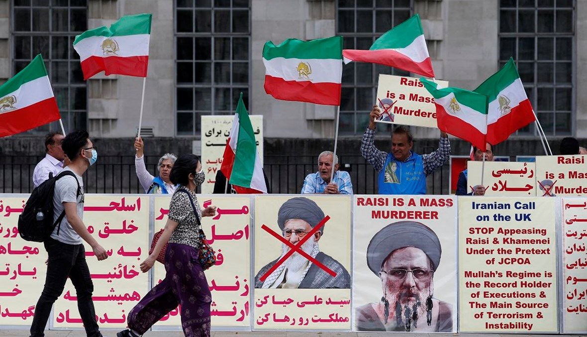 تظاهرة نظمها أنصار "المجلس الوطني للمقاومة الإيرانية" احتجاجاً على تنصيب الرئيس الإيراني الجديد إبرهيم رئيسي خارج داونينغ ستريت في وسط لندن (أ ف ب- 5 آب 2021).