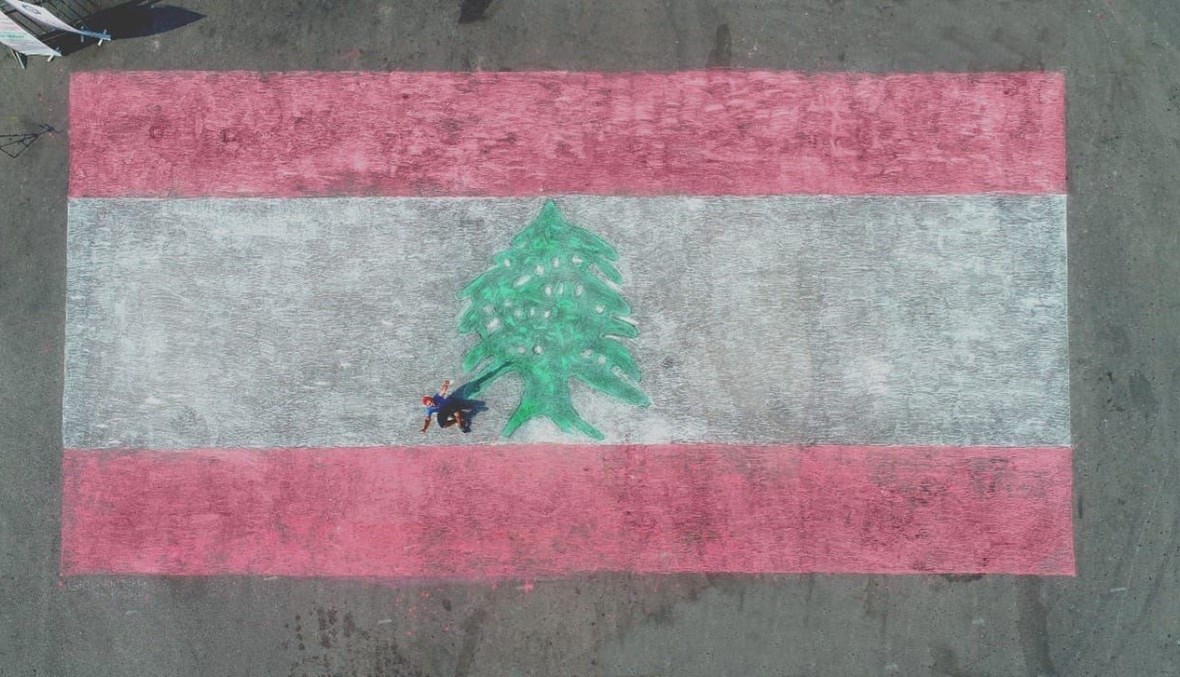 رسم العلم اللبناني بالطبشور (من حساب جيوفاني باسيل عبر فايسبوك).
